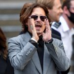 El actor Johnny Depp gesticula al salir del Tribunal Superior de Londres, Gran Bretaña, REUTERS/Toby Melville