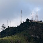 Antenas de comunicaciones en una montaña del este de Bogotá. REUTERS/Luisa González