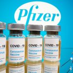 Frascos con etiquetas que dicen "COVID-19/Vacuna contra el coronavirus/Solo inyección" y una jeringa médica frente al logotipo de Pfizer. REUTERS/Dado Ruvic