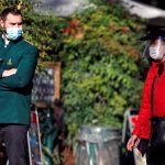 Personas usan máscaras protectoras mientras continúa la propagación de la enfermedad del coronavirus (COVID-19), en Roma, Italia,REUTERS/Guglielmo Mangiapane