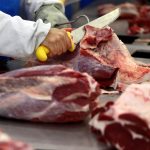 Un trabajador cortando carne en un matadero del grupo Marfrig en Promissao, Brasil. REUTERS/Paulo Whitaker
