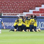 Ecuador celebra luego de anotar al derrotar a 6-1 a Colombia