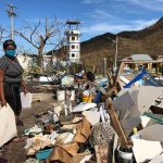 Naeeth Novaglia, de 32 años, recoge algunos escombros de su vivienda que fue destruida por el paso de la Tormenta Iota, en Providencia, REUTERS/Javier Andrés Rojas
