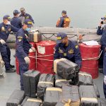 Funcionarios navales inspeccionan un navío sumisumergible cargado con más de dos toneladas de clorhidrato de cocaína durante operación de incautamiento en Tumaco. Cortesía de Marina de Colombia/Entregada vía REUTERS
