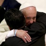 La exestrella de fútbol Diego Maradona (izquierda) abraza al Papa Francisco durante una audiencia especial celebrada antes de un "Partido por la Paz", en la sala Pablo VI del Vaticano. REUTERS/Alessandro Bianchi
