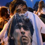 Varias personas lloran por la muerte de la leyenda del fútbol Diego Armando Maradona fuera del centro médico legal donde fue enviado su cuerpo en Buenos Aires, Argentina. 25 de noviembre de 2020. REUTERS/Magali Druscovich