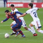 El delantero de Barcelona Lionel Messi en acción ante Iñigo Pérez del Osasuna.REUTERS/Albert Gea