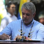 El presidente de Colombia, Iván Duque, firma un acuerdo durante la Cumbre Presidencial por la Amazonía, en Leticia, REUTERS/Luisa González