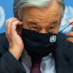 El secretario general de Naciones Unidas, Antonio Guterres, se ajusta la máscara antes de salir de una conferencia de prensa en la sede de la ONU en Nueva York.REUTERS/Eduardo Muñoz