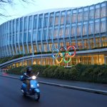 Anillos olímpicos en el frontis del Comté Olímpico Internacional en Lausana. Suiza, Diciembre 7, 2020. REUTERS/Denis Balibouse