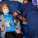 Margaret Keenan, de 90 años, es la primera paciente en Gran Bretaña en recibir la vacuna COVID-19 de Pfizer/BioNtech en el Hospital Universitario, administrada por la enfermera May Parsons, al inicio del mayor programa de inmunización de la historia británica, en Coventry, Gran Bretaña. 8 de diciembre de 2020. Jacob King/Pool vía REUTERS