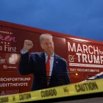 Un bus con la imagen del presidente de EEUU, Donald Trump, en un acto de respaldo al republicano en Macomb County, Michigan. Dic 8, 2020. REUTERS/Emily Elconin