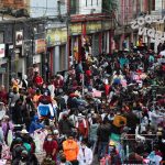 La gente camina por el sector comercial de San Victorino durante la temporada de ventas navideñas mientras el brote de coronavirus continúa en Bogotá. REUTERS/Luisa González