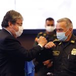 Carlos Holmes Trujillo Mindefensa y Óscar Atehortúa director de la Policía Nacional