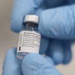 Se ve un vial de la vacuna Pfizer / BioNTech COVID-19 antes de ser administrado en el Royal Victoria Hospital en Belfast, Irlanda del Norte.Liam McBurney/Pool via REUTERS