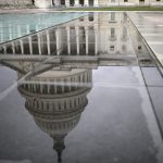 Reflejo del edificio del Congreso de EEUU en Washington. Dic 4, 2020. REUTERS/Tom Brenner