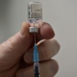 Un integrante del equipo prepara un frasco de la vacuna contra el COVID-19 de Pfizer/BioNTech en un centro de vacunación en Cardiff, Gran Bretañan 8 de diciembre de 2020. Ben Birchall/Pool via REUTERS
