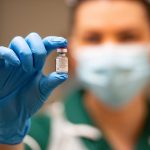 Una enfermera sostiene un frasco de la vacuna COVID-19 de Pfizer/BioNTech en el Hospital Universitario, en Coventry, Reino Unido, el 8 de diciembre de 2020. Jacob King/Pool vía REUTERS