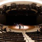 Cantantes y músicos, miembros de la Academia de la Ópera de París, ensayan en la Ópera de la Bastilla en París, luego de que se supo que los teatros, cines y museos cerrados por las medidas de confinamiento para contener una segunda ola de COVID-19 no reabrirán este año en Francia. 11 de diciembre, 2020. REUTERS/Charles Platiau