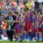 Por entonces presidente del Barcelona Joan Laporta junto a Lionel Messi y el resto del plantel con el trofeo de la liga española de la temporada 2009-2010.REUTERS/Albert Gea