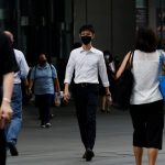 Transeúntes con mascarillas durante una calle en el distrito central de negocios de Singapur, el 14 de diciembre de 2020.  REUTERS/Edgar Su