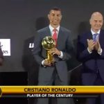 Cristiano Ronaldo con el trofeo en los Globe Soccer Awards.