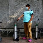 Un hombre hace fila para llenar el tanque de oxígeno de un familiar, en medio de un aumento en las tasas de infección por coronavirus en México, afuera de una tienda de suministros médicos en la capital del país. REUTERS / Edgard Garrido