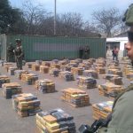 Soldados hacen guardia cerca de paquetes que contienen cocaína, después de que la policía decomisara más de seis toneladas de la droga, en Barranquilla Foto Policía Nacional vía REUTERS.