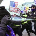 Manifestantes pro-Trump chocan con la policía del Capitolio, en Washington DC, EEUU. 6 de enero de 2021. REUTERS/Stephanie Keith