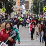 Personas utilizando mascarillas caminan por una calle antes del inicio de un aislamiento total decretado por la alcaldía, en medio del brote de coronavirus, en Bogotá,REUTERS/Luisa Gonzalez