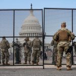 Soldados de la Guardia Nacional vigilan el Capitolio de Estados Unidos después de que la Cámara de Representantes destituyó al presidente de Estados Unidos, Donald Trump, en Washington. 14 de enero de 2021. REUTERS/Joshua Roberts