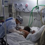 Profesional de la salud atiende a paciente con Covid-19 en un hospital de  Rio de Janeiro (RJ) REUTERS/Ricardo Moraes