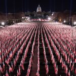 Joe Biden y la vicepresidenta electa, Kamala Harris, están rindiendo honores a las vidas de los 400.000 estadounidenses que han muerto de COVID-19