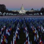 El "Campo de banderas" desplegado en la Explanada Nacional frente al Capitolio antes de la investidura del presidente electo Joe Biden en Washington, EEUU. REUTERS/Allison Shelley