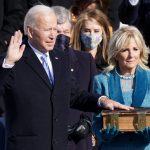 Joe Biden jura como presidente de Estados Unidos. Washington, EEUU, 20 de enero de  2021. REUTERS/Kevin Lamarque