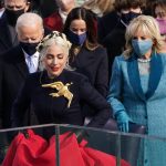 Lady Gaga se prepara para cantar el himno nacional de Estados Unidos en la ceremonia de juramentación del presidente Joe Biden en Washington D.C.  Enero 20, 2021. REUTERS/Kevin Lamarque