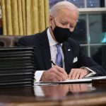 Joe Biden durante la firma de varias acciones ejecutivas en su primer día como presidente de los Estados Unidos. / Getty Images