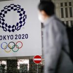 El logo de los Juegos Olímpicos de Tokio 2020 que se pospusieron hasta 2021 debido al brote de la enfermedad del coronavirus (COVID-19) en el edificio de la Oficina del Gobierno Metropolitano de Tokio, en Tokio, Japón. 22 de enero de 2021. REUTERS/Issei Kato