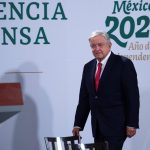 El presidente de México, Andrés Manuel López Obrador, asiste a su habitual conferencia de prensa matutina en Palacio Nacional de Ciudad de México.
