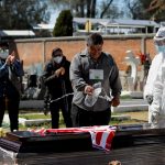 Los familiares se despiden por última vez de su pariente Emilio Valencia, quien murió a causa de COVID-19, en un cementerio local en las afueras de Ciudad de México, México. REUTERS / Carlos Jasso