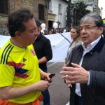 Ministro de Defensa Carlos Holmes Trujilllo y el  periodista Carlos Villota Santacruz