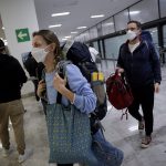 Pasajeros son captados después de llegar desde Londres, mientras el gobierno de México analiza suspender vuelos desde el Reino Unido debido a los temores sobre una nueva cepa de coronavirus altamente infecciosa en medio del brote de coronavirus, en el Aeropuerto Internacional Benito Juárez, en Ciudad de México REUTERS / Luis Cortes