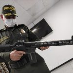 El brigadier General Gustavo Franco, director de la Policía Fiscal y Aduanera (POLFA) sostiene un rifle Anderson AM-15 incautado durante un operativo policial, en su oficina de Bogotá, Foto Policía Nacional de Colombia /vía REUTERS.