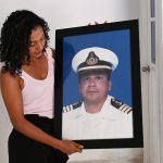 Claudia Patricia Fortich, viuda del capitán de petroleros Jaime Herrera Orozco, muerto en su barco mientras estaba anclado frente a Venezuela, sostiene una foto de su marido en su casa, en Cartagena. REUTERS/Luis Fernando Jaimes.