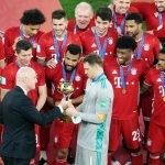 El presidente de la FIFA Gianni Infantino entrega el trofeo de campeón del Mundial de Clubes al portero Manuel Neuer. Estadio de la Ciudad de la Educación, Al Rayyan, Qatar. 11 de febrero de 2021.
REUTERS/Mohammed Dabbous