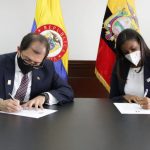 Firma de acuerdo por Fiscal Francisco Barbosa, Fiscal General de Colombia, DER Diana Salazar Méndez, Fiscal General de Ecuador.FOTO FISCALÍA GENERAL