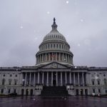 Nieve cae en el Capitolio de Estados Unidos en el tercer día de las audiencias del juicio político contra el expresidente Donald Trump en el Senado en Washington, Estados Unidos. 11 de febrero, 2021. REUTERS/Erin Scott
