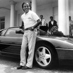 El presidente argentino Carlos Menem posa con un Ferrari que le regalaron en la residencia presidencial de Olivos en 1995.