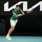 El tenista serbio Novak Djokovic responde a una jugada del alemán Alexander Zverev en el partido de cuartos de final del Abierto de Australia. Melbourne, 16 febrero, 2021. REUTERS/Asanka Brendon Ratnayake