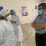 Ministro Fernando Ruíz con Verónica Machado, la primera persona vacunada contra covid-19. Twitter @MinSaludCol